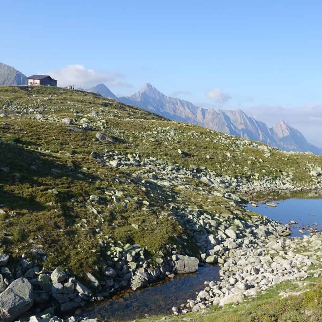 Alpine Bergwanderung im Chiemgau mit Blick auf Berge und Seen.